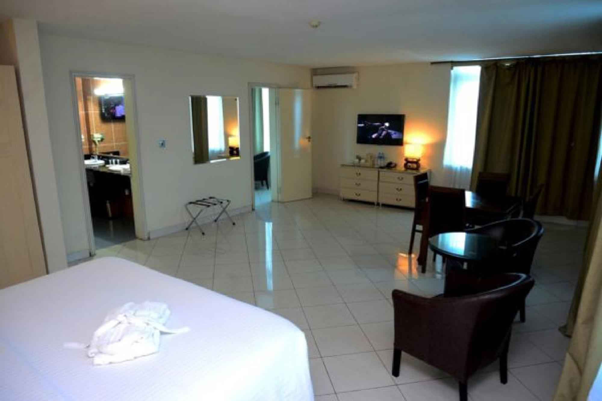 Room In Lodge - Golden Royale Hotel Энугу Экстерьер фото