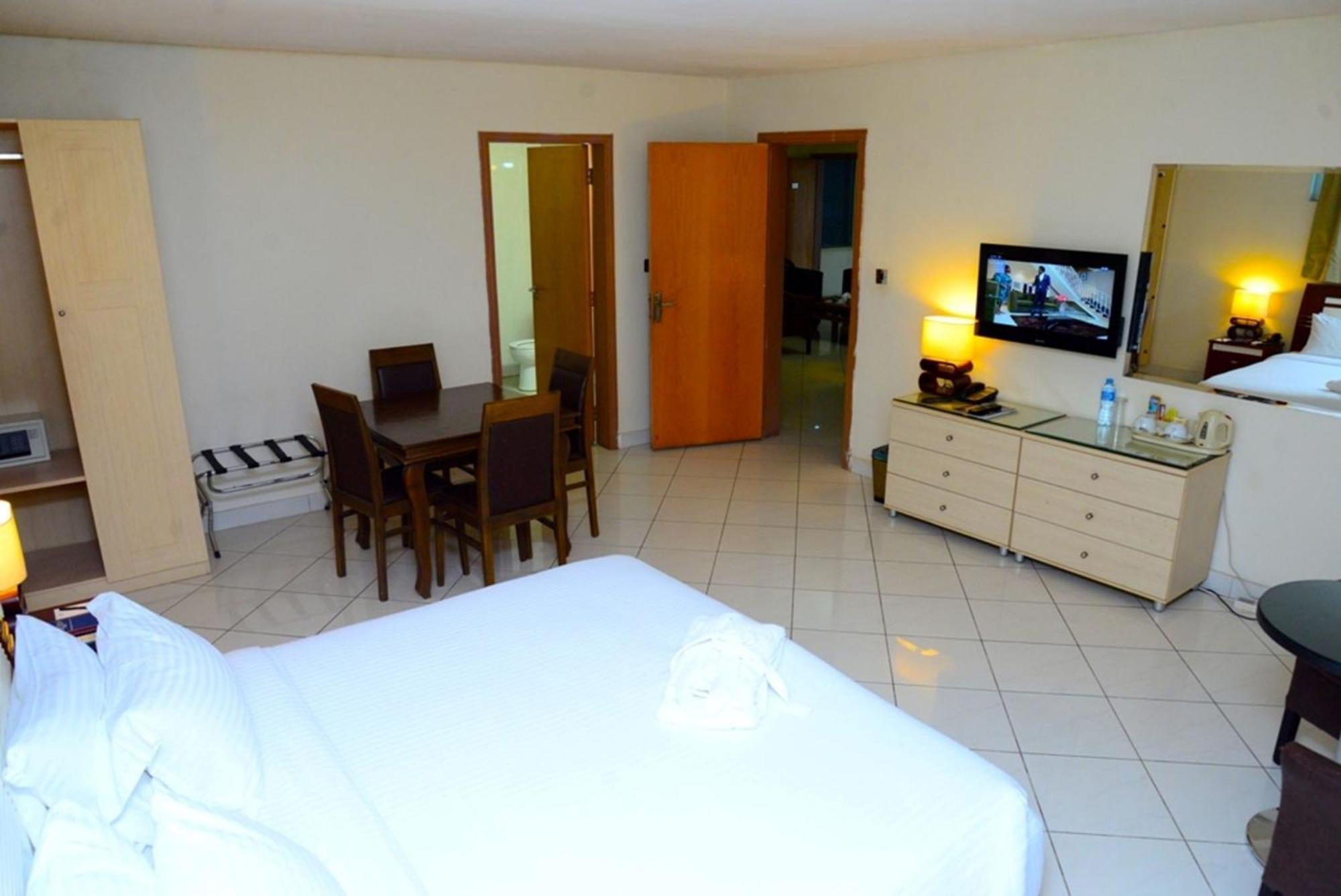 Room In Lodge - Golden Royale Hotel Энугу Экстерьер фото