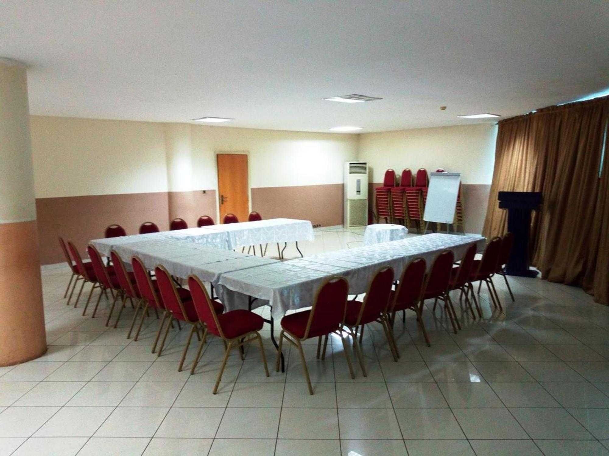 Room In Lodge - Golden Royale Hotel Энугу Экстерьер фото