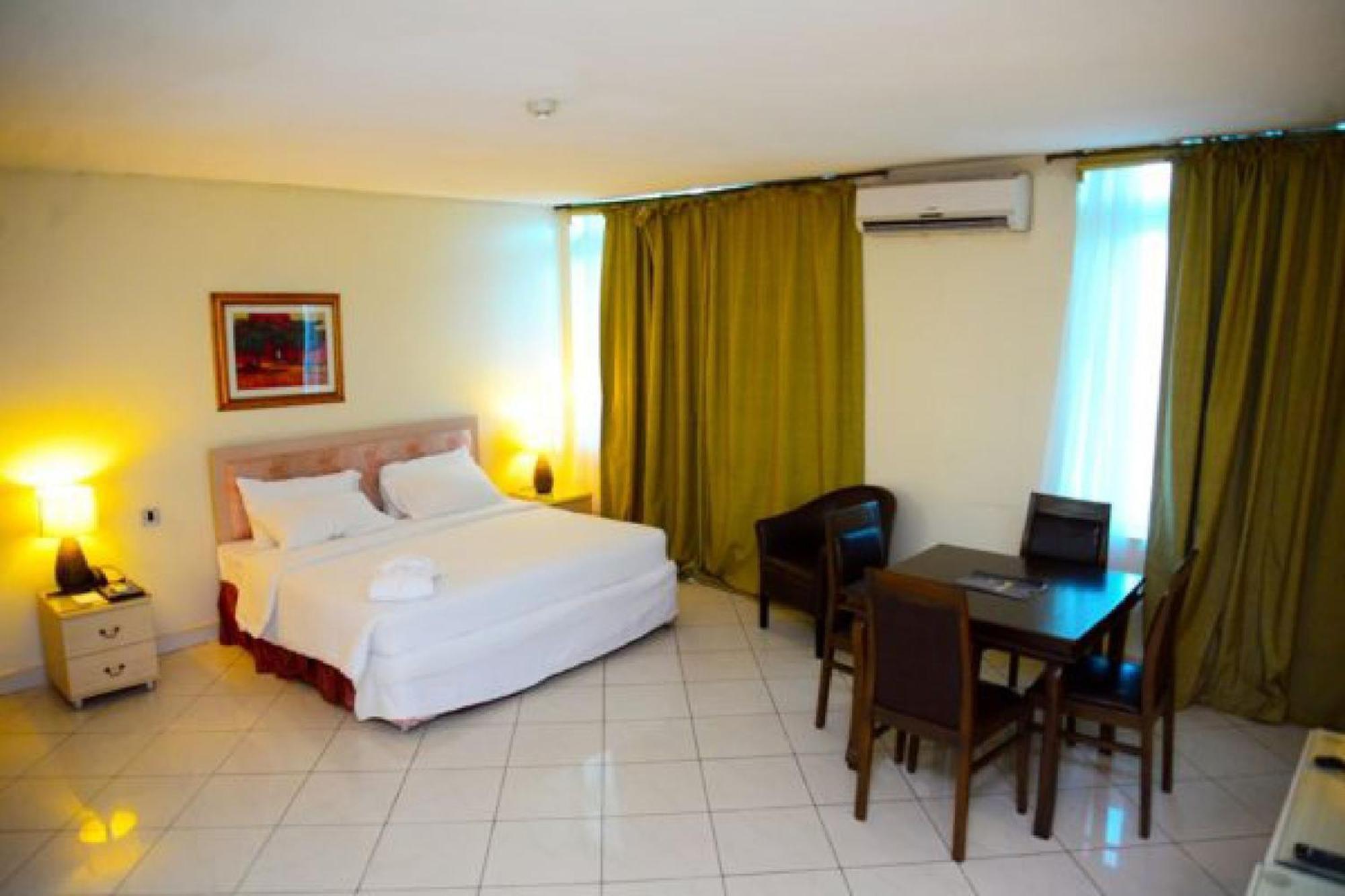 Room In Lodge - Golden Royale Hotel Энугу Экстерьер фото